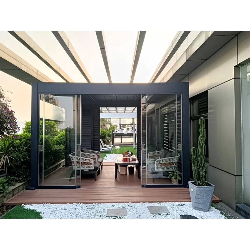Sliding glass for pergolas.